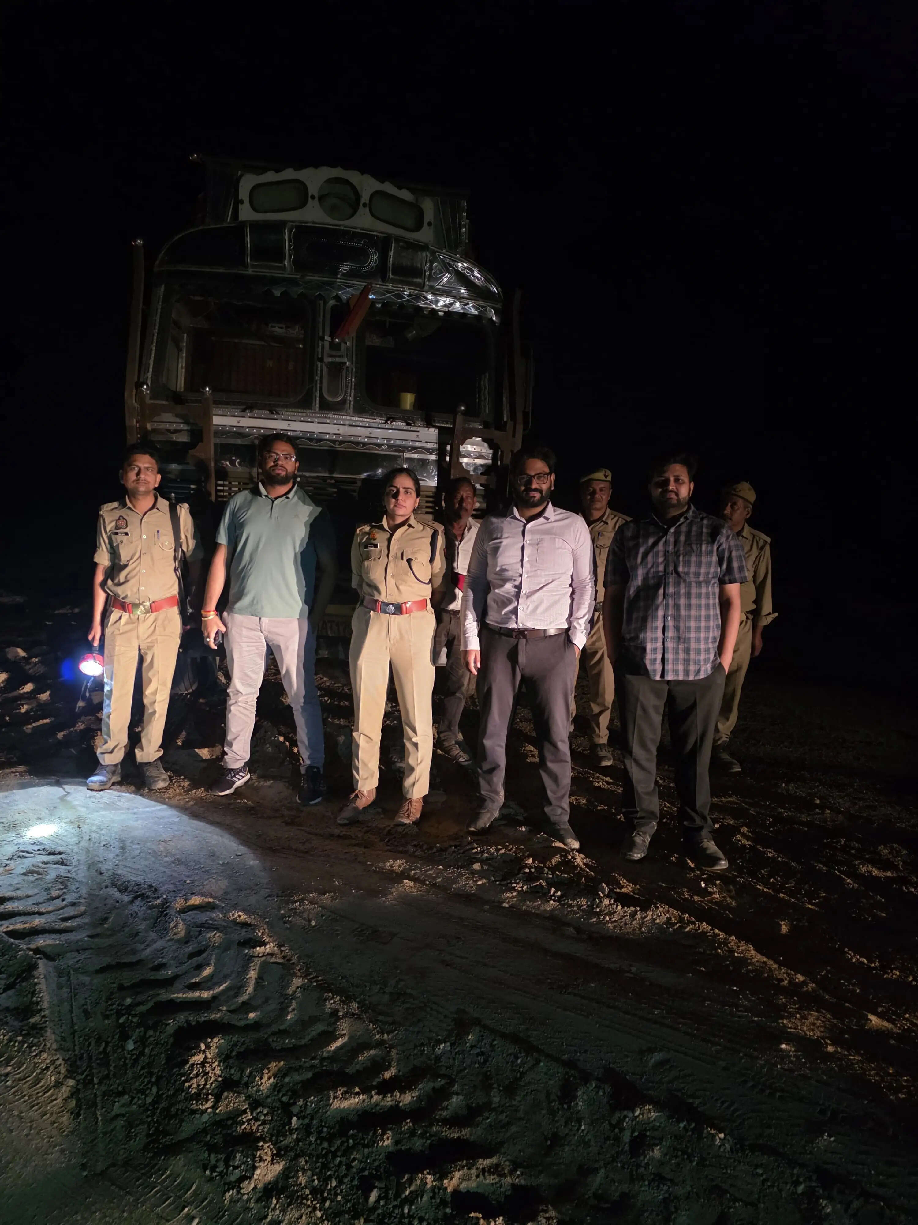 बांदा में आधी रात चले अभियान में 23 ओवरलोड वाहन जब्त, अवैध खनन पर सख्ती जारी