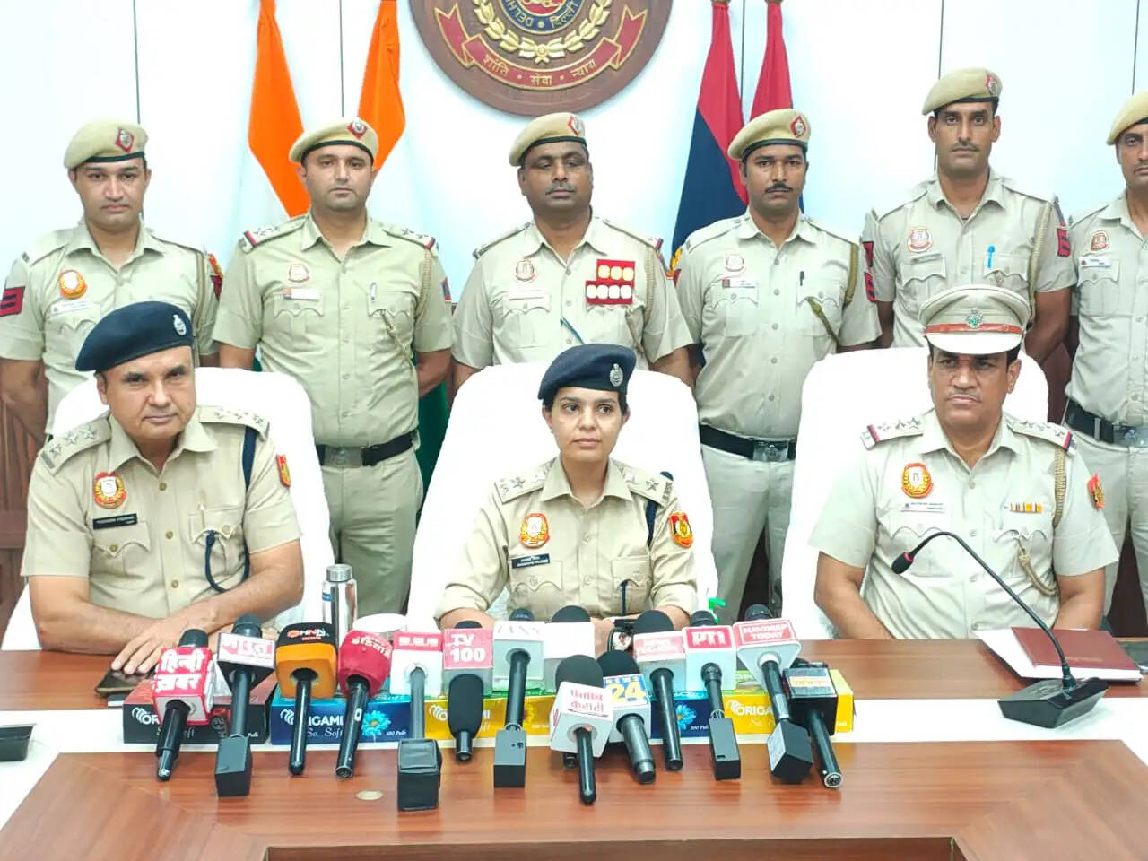 काला जठेड़ी गैंग का नाम लेकर कारोबारी को धमका रहे थे, पुलिस ने दबोचा