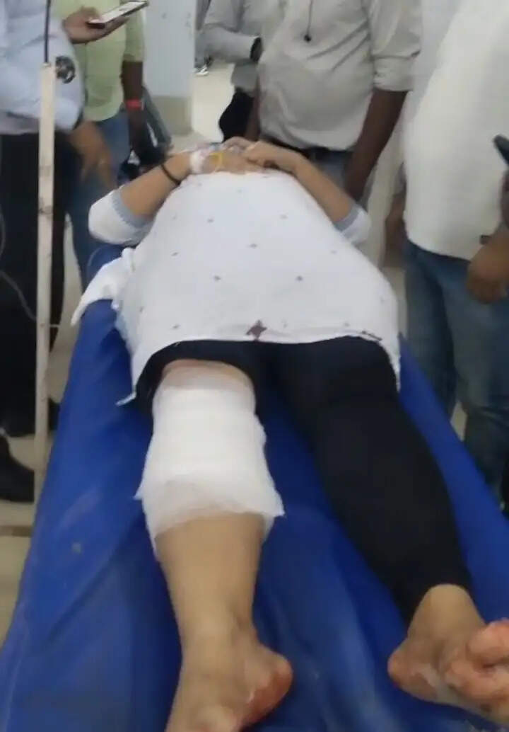 बैंक में लाइसेंसी रिवॉल्वर गिरने से चली गोली, महिला बैंक संविदा कर्मी घायल