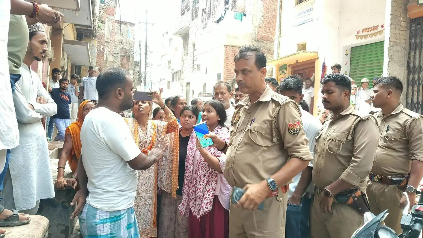 वाराणसी: दुकान के बाहर सो रहे तीन लोगों पर ईंट-पत्थरों से हमला, एक की मौत