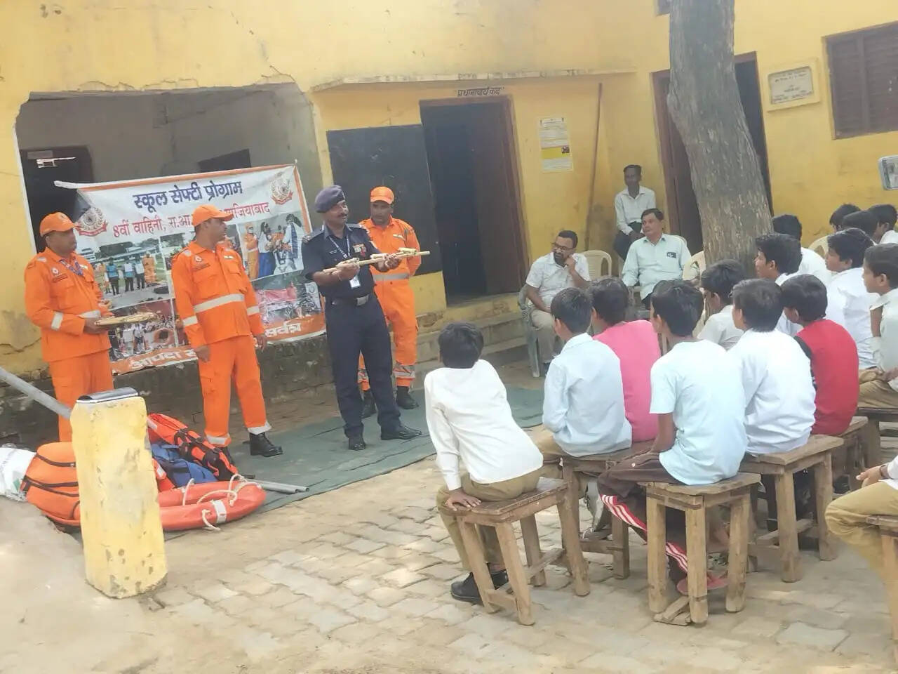 फर्रुखाबाद : आपदा मोचन बल के कमांडेंट ने स्कूली बच्चों काे सिखाये आपदा से निपटने के गुर