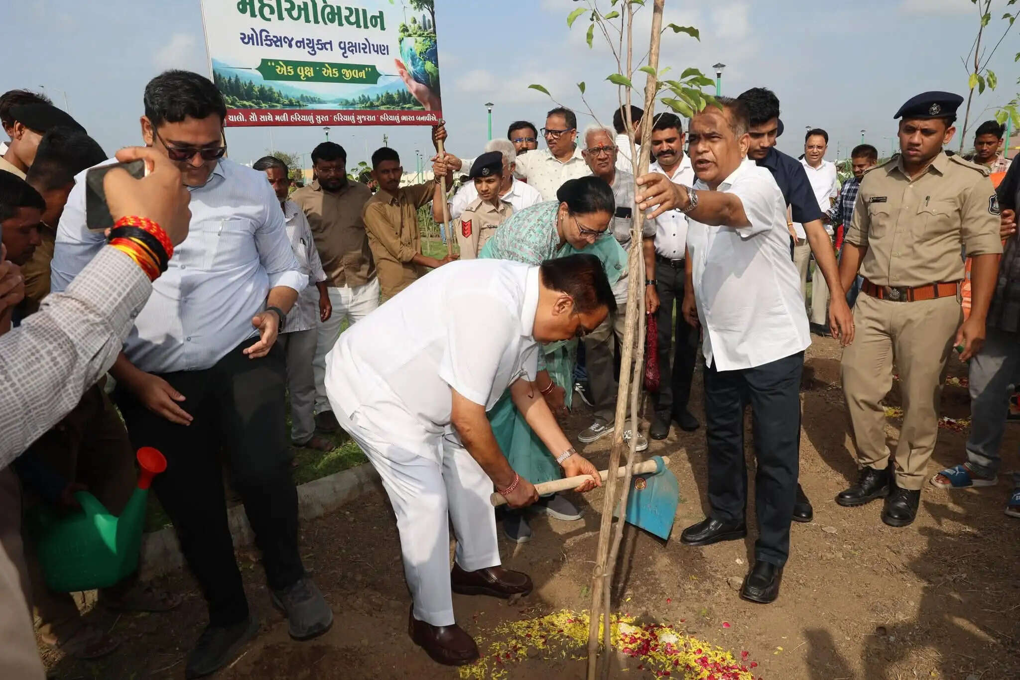 सूरत में 'मेगा वृक्षारोपण अभियान' के तहत 25 हजार पौधाें का हाेगा रोपण, सीआर पाटिल ने किया शुभारंभ