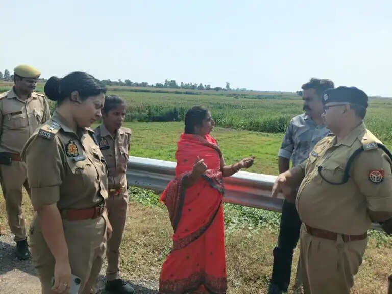 इटावा बरेली हाइवे पर तमंचे की नाेक पर दिन दहाड़े लूट