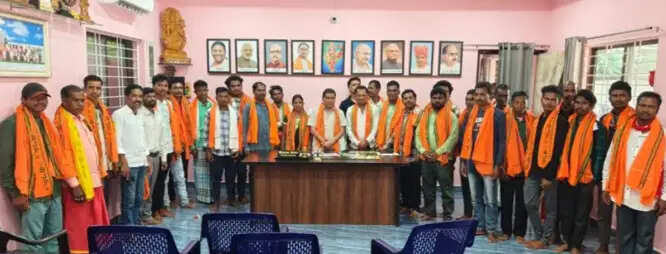 जगदलपुर में चित्रकाेट विधायक की माैजूदगी में 30 ग्रामीण भारतीय जनता पार्टी में शामिल हुए