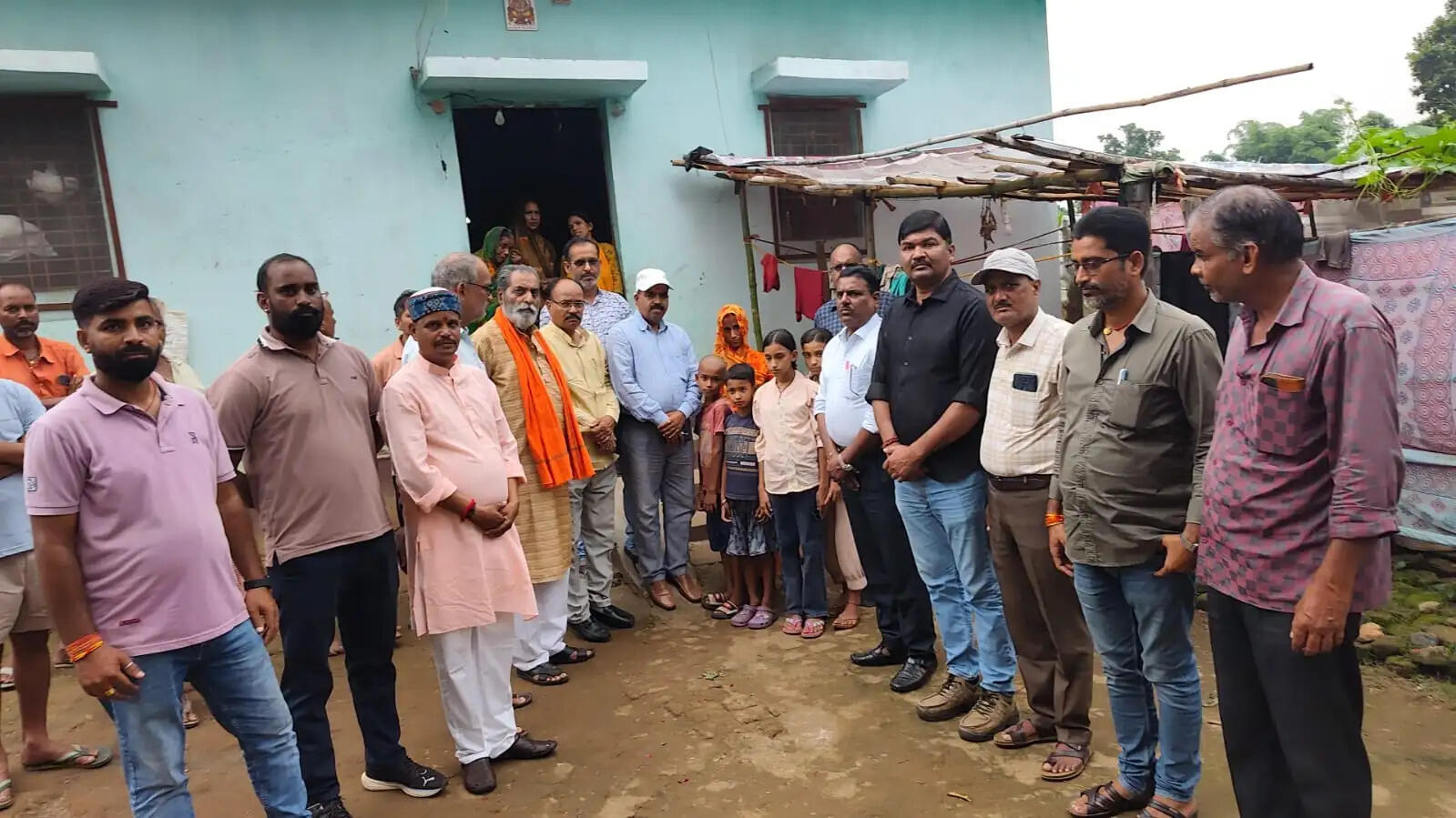 जरूरतमंद परिवार की मदद को आगे आया सर्व ब्राह्मण समाज, किया आर्थिक सहयोग