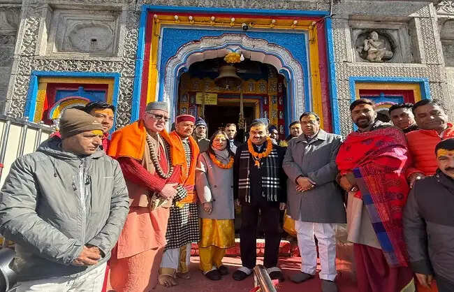 उद्याेगपति गाैतम अडानी ने सपत्नी केदार बाबा के किए दर्शन, रोपवे परियोजना पर भी चर्चा की