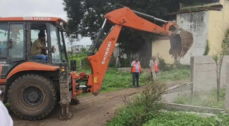 इंदौरः जिला प्रशासन की बड़ी कार्रवाई, 30 करोड़ मूल्य की शासकीय भूमि से हटाया अवैध कब्जा