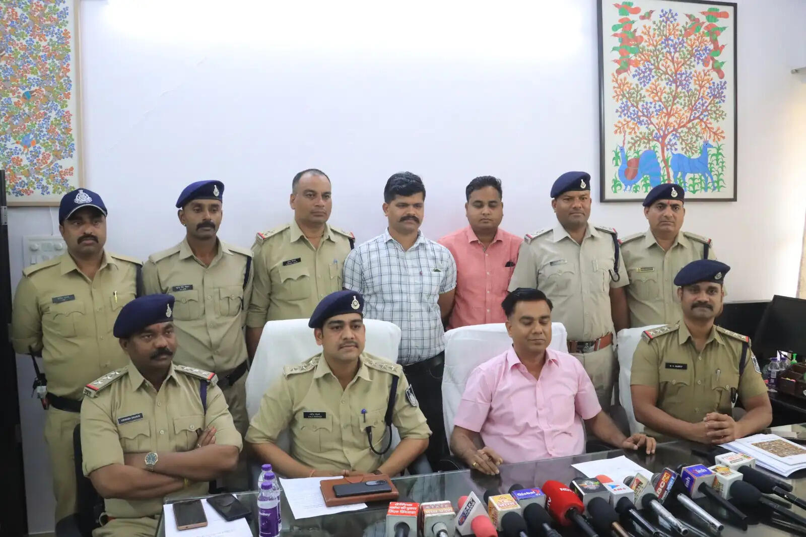 छिंदवाड़ा पुलिस की जुआरियों पर बड़ी कार्रवाई, 3.10 लाख नगदी सहित 23 मोबाइल और पांच कार जब्त