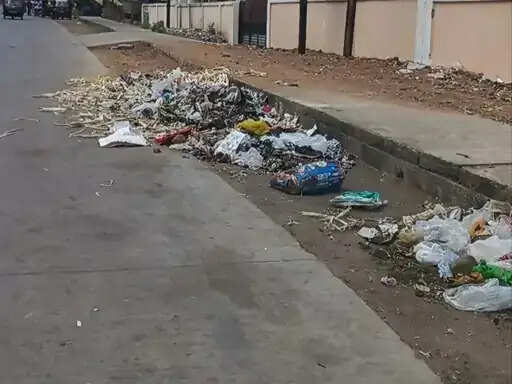 अनूपपुर: सफाईकर्मी लौटेकाम पर हड़ताल खत्म, सड़कों पर लगी झाड़ू उठा कचरा