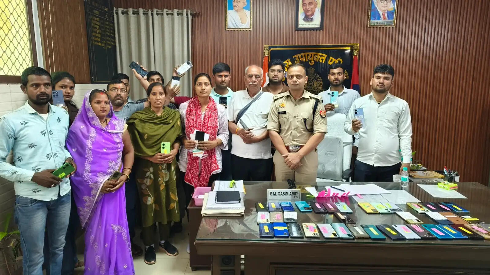 कानपुर पुलिस ने 51 खोये मोबाइल बरामद कर लोगों को लौटाए