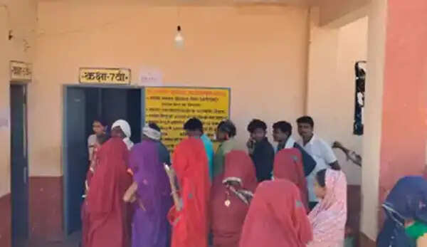 मध्य प्रदेश में पंचायत उपचुनाव के लिए मतदान जारी, रायसेन-खरगोन में बहिष्कार, समझाईश के बाद डाले वोट