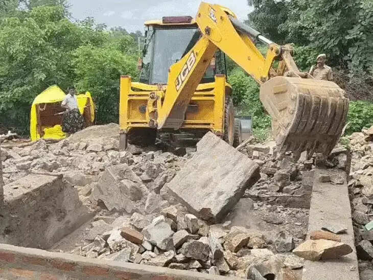 हिस्ट्रीशीटर और उसके भाई के अवैध मकानों पर चला बुलडोजर, पुलिस पहुंची तो साले के साथ फरार