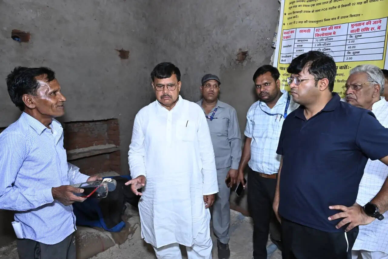 शिवपुरीः प्रभारी मंत्री ने उचित मूल्य दुकान का किया औचक निरीक्षण, पारदर्शी राशन वितरण के दिए निर्देश