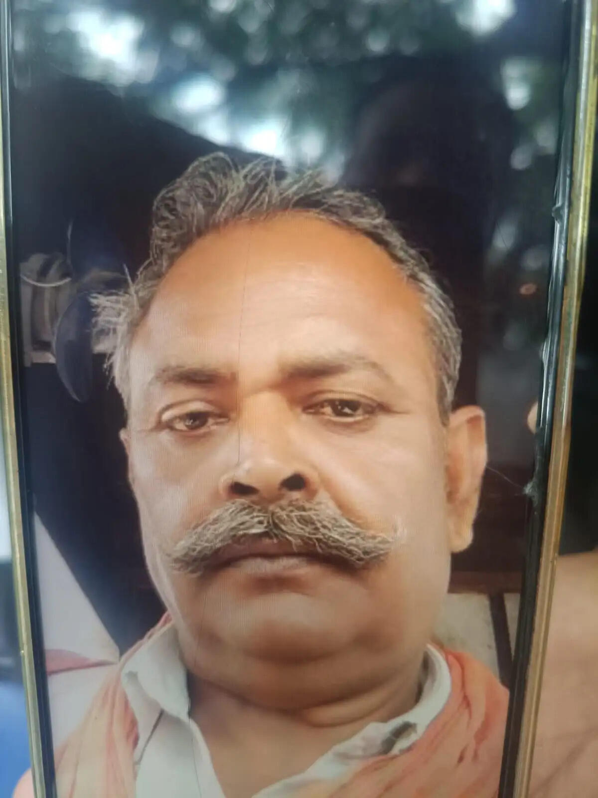 तेज रफ्तार अनियंत्रित कार ने गनमैन को मारी टक्कर, मौत
