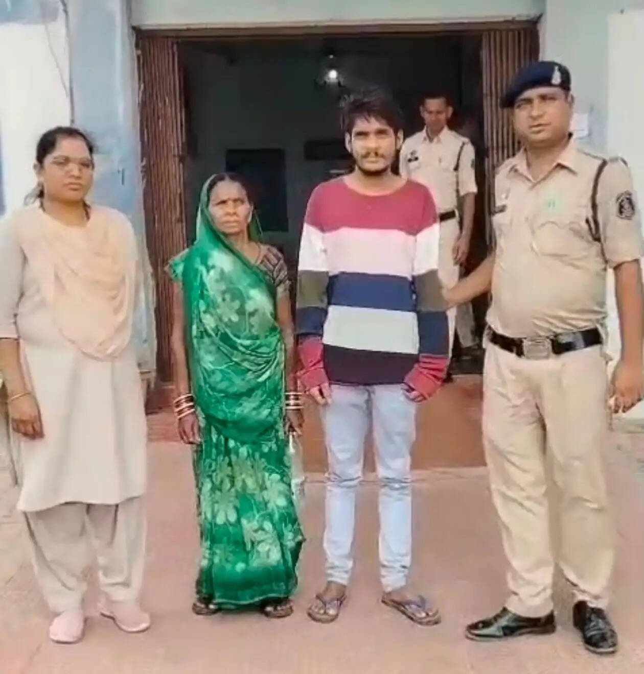 युवक की हत्या कर मां व भाई ने मृतक को पिलाया कीटनाशक, फिर लटकाया फांसी पर