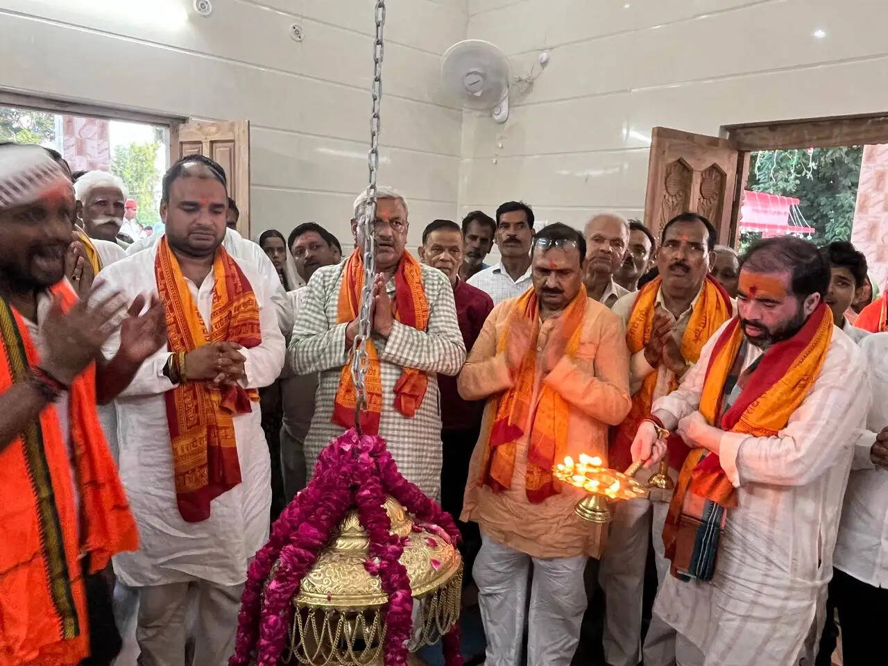 जन सहयोग से संवरा वनखंडेश्वर महादेव मंदिर, पूजा-अर्चना के बाद खुले कपाट,मंत्री सतीश शर्मा ने की शिव पूजा