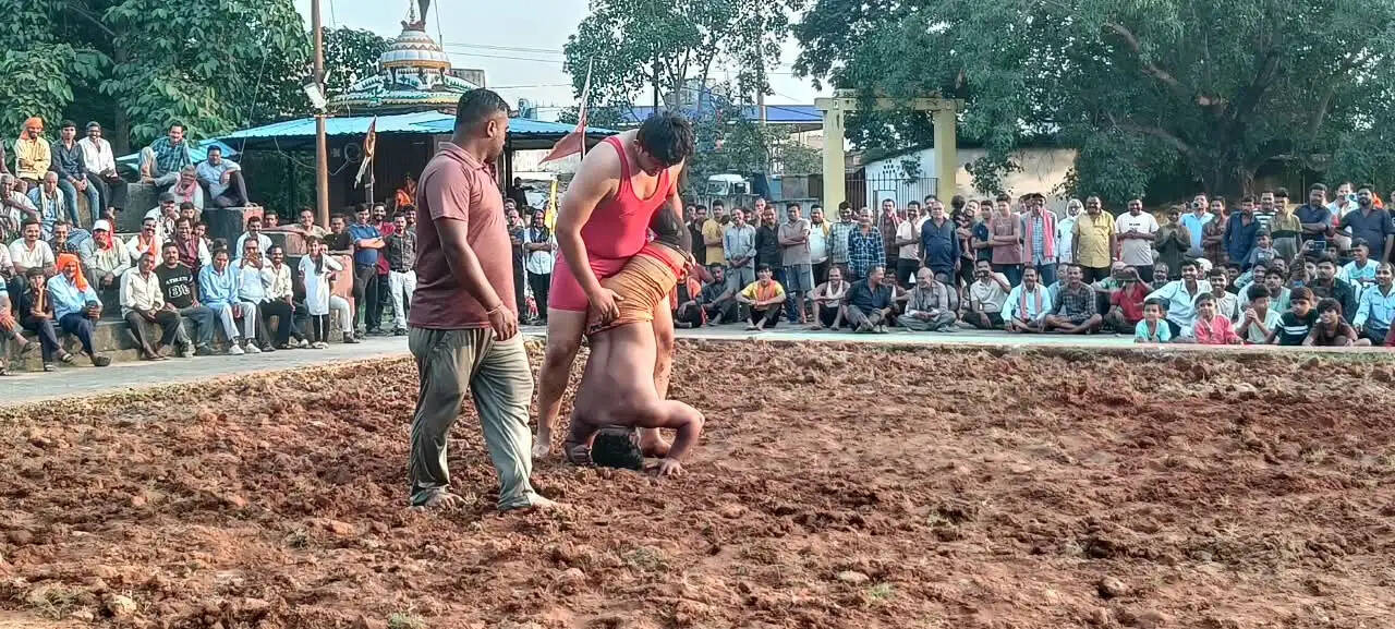 कोरबा : 15 ब्लॉक एसईसीएल हनुमान मंदिर में दंगल का आयोजन, पहलवानों ने दिखाया दमखम