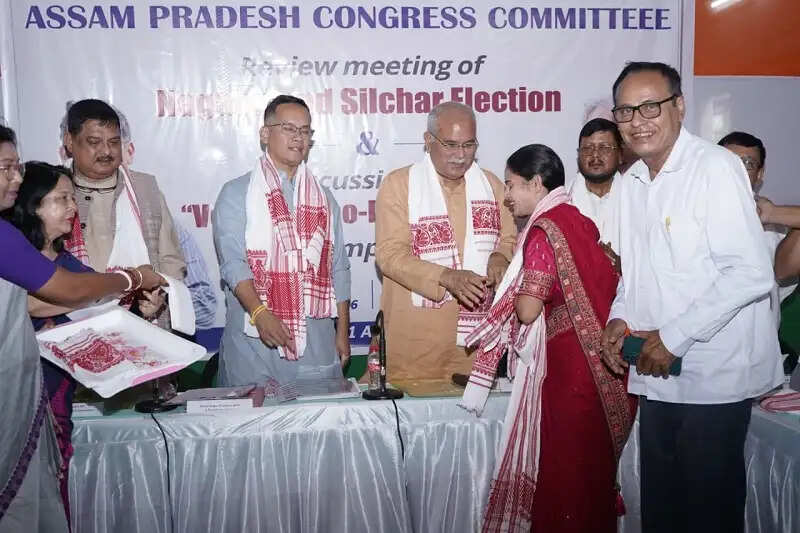 सिलचर नगर निगम चुनाव में जीतने वाली कांग्रेस उम्मीदवार राजश्री गोवाल को राजीव भवन में किया गया सम्मानित