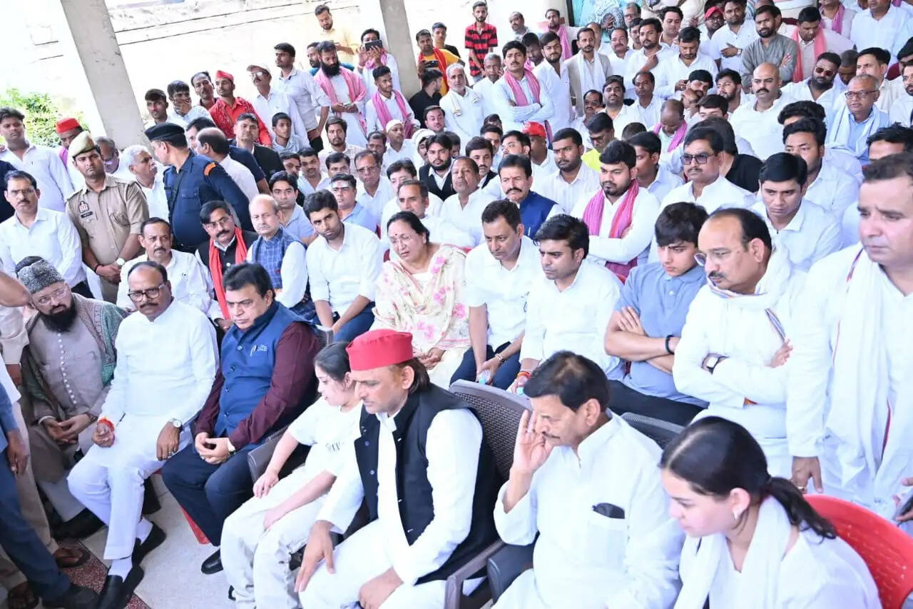 प्रतीक यादव का बैकुंठ धाम में अंतिम संस्कार, भाजपा-सपा समेत विभिन्न दलों के कार्यकर्ताओं ने नम आंखों से दी अंतिम विदाई