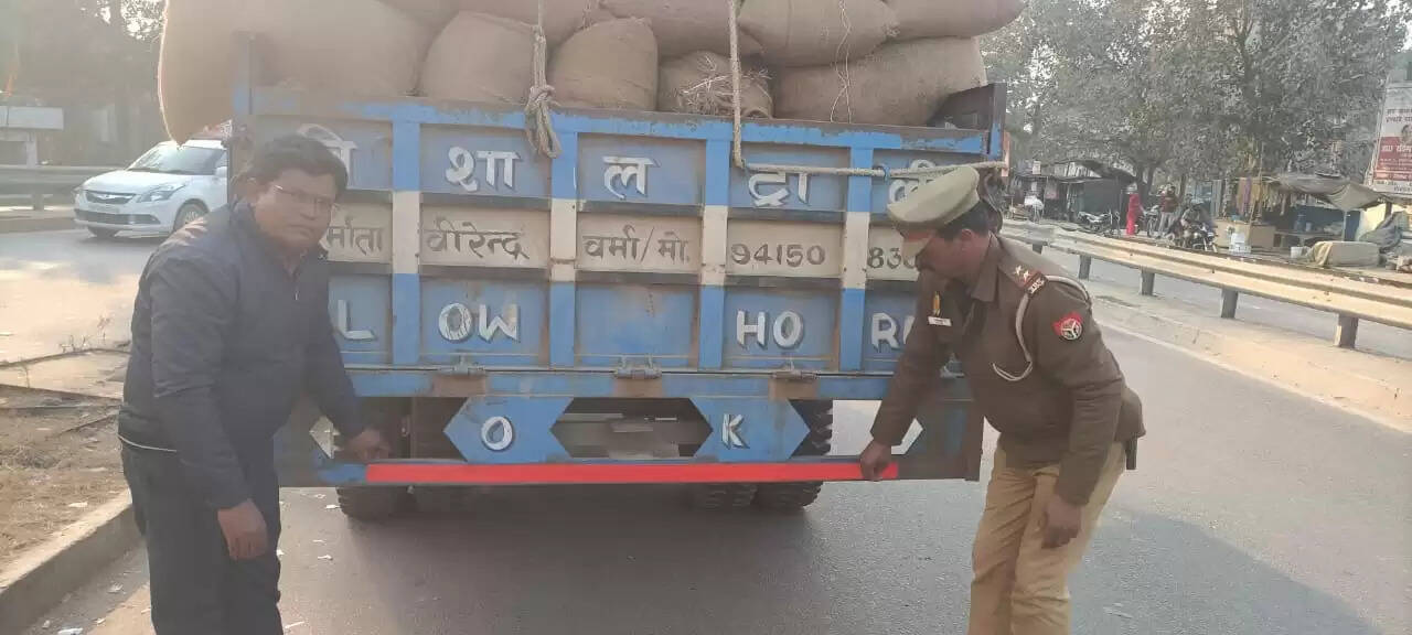 सड़क सुरक्षा के लिए दर्जनों वाहनों पर लगवाए गए रेटो रिफ्लेक्टर