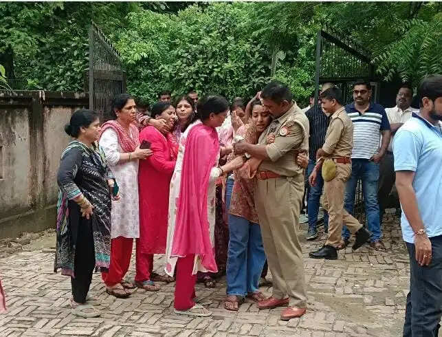 बस्ती : दिवंगत थानाध्यक्ष सूर्य प्रकाश सिंह को पुलिस लाइन में दी गई श्रद्धांजलि, नहीं थम रहे परिजनों के आंसू