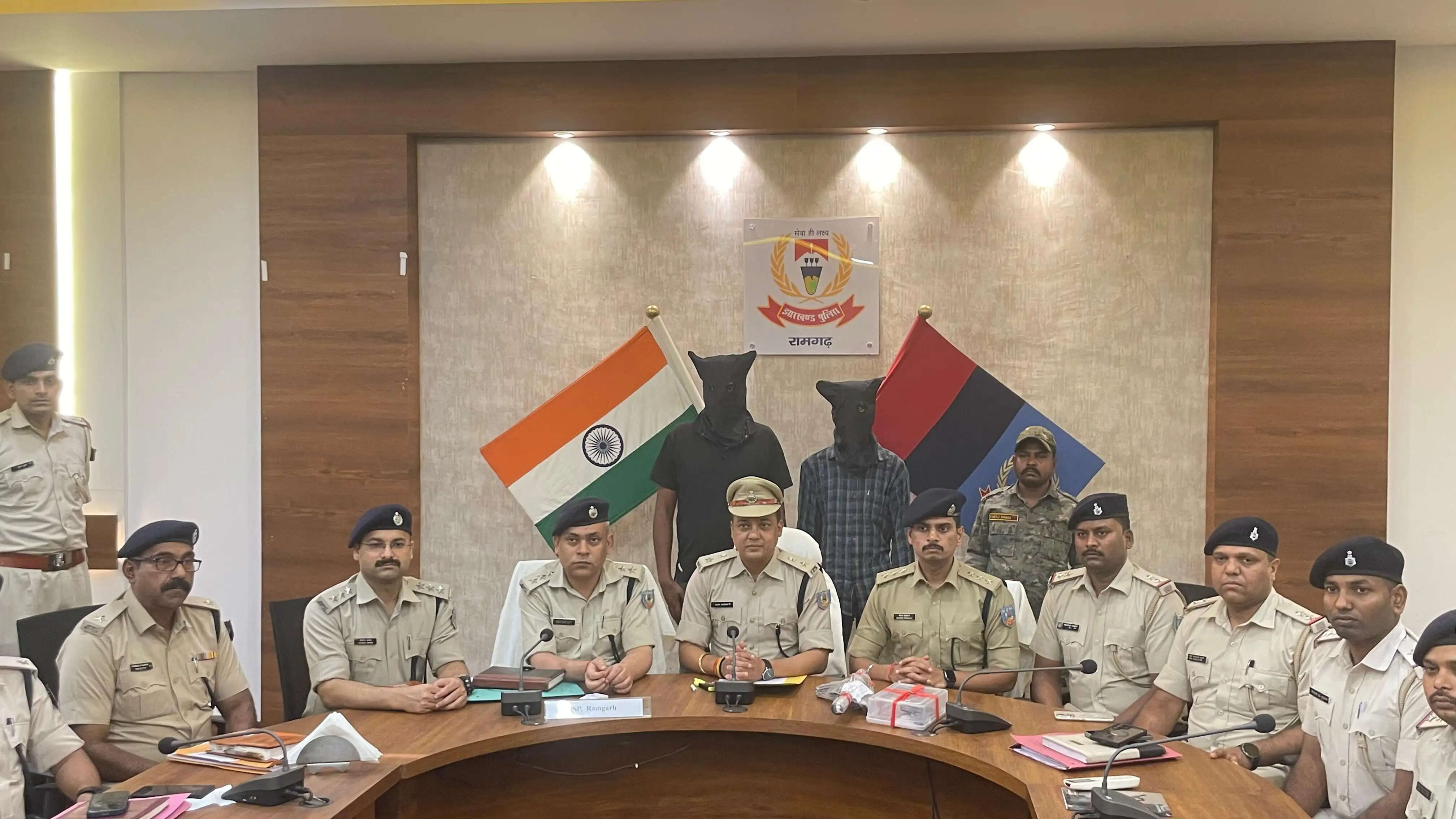 देसी कार्बाइन और पिस्तौल के साथ राहुल दुबे गैंग के दो अपराधी गिरफ्तार