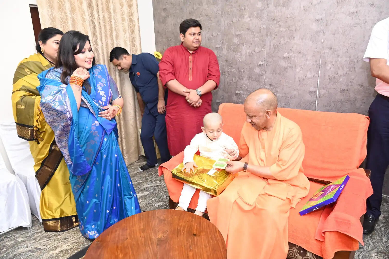 प्रखर वर्मा के आवास पहुंचकर सीएम ने पुत्र काे दिया आशीर्वाद