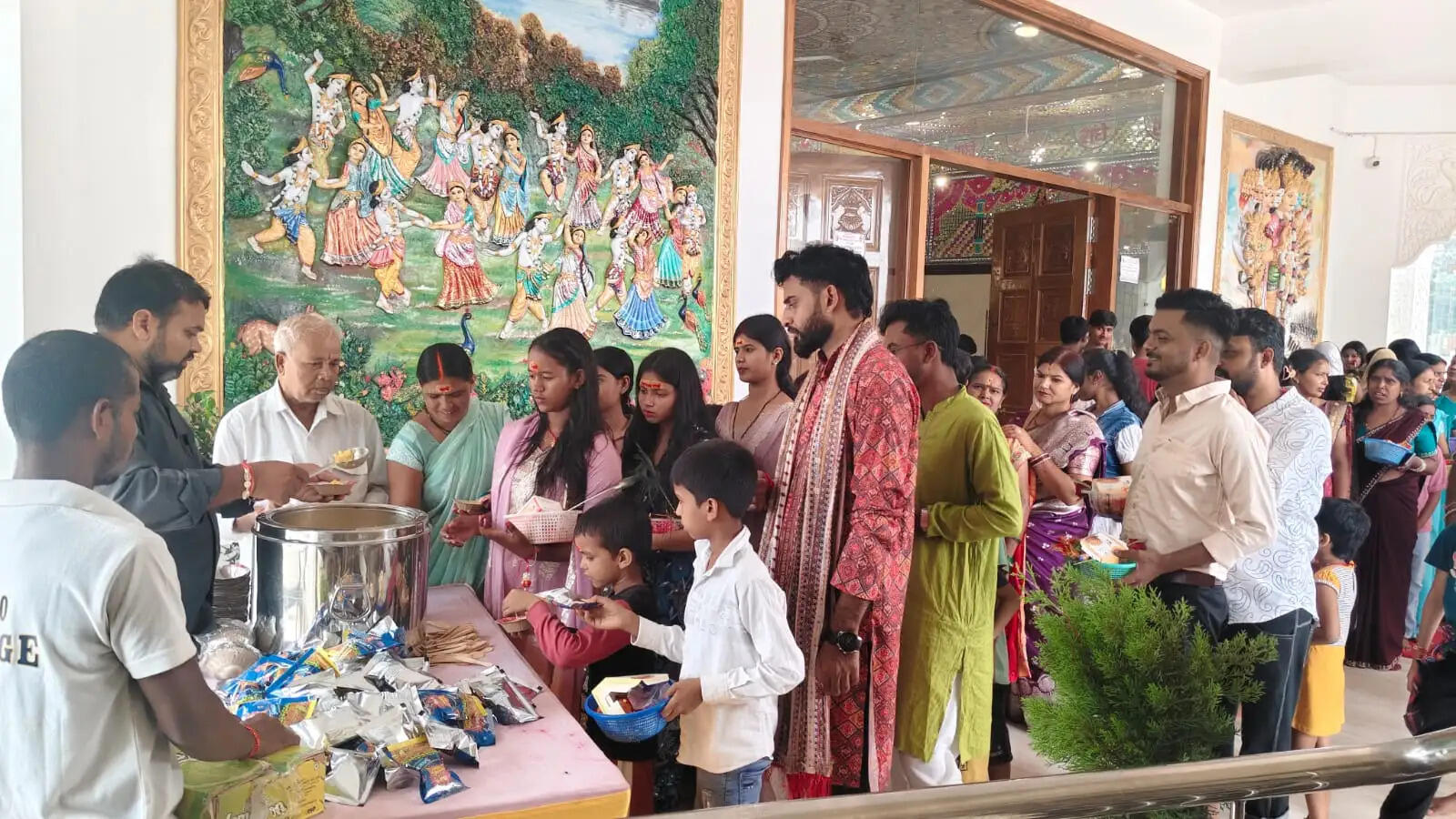 राधाकृष्ण प्रणामी मंदिर में श्रद्धालुओं में बांटा गया अन्नपूर्णा महाप्रसाद