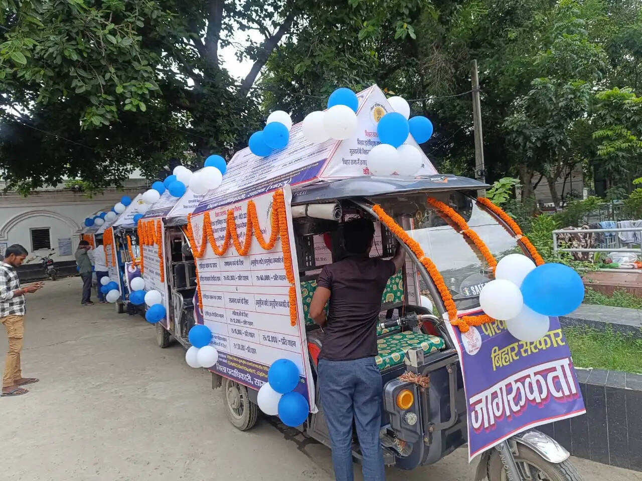 हरित ऊर्जा के बढ़ावा देने के लिए प्रचार रथों को जिलाधिकारी ने दिखाई हरी झंडी