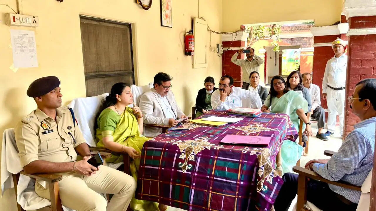 देवरिया: जिला कारागार व राजकीय बालगृह का निरीक्षण, सुरक्षा व व्यवस्थाओं पर दिए गए निर्देश