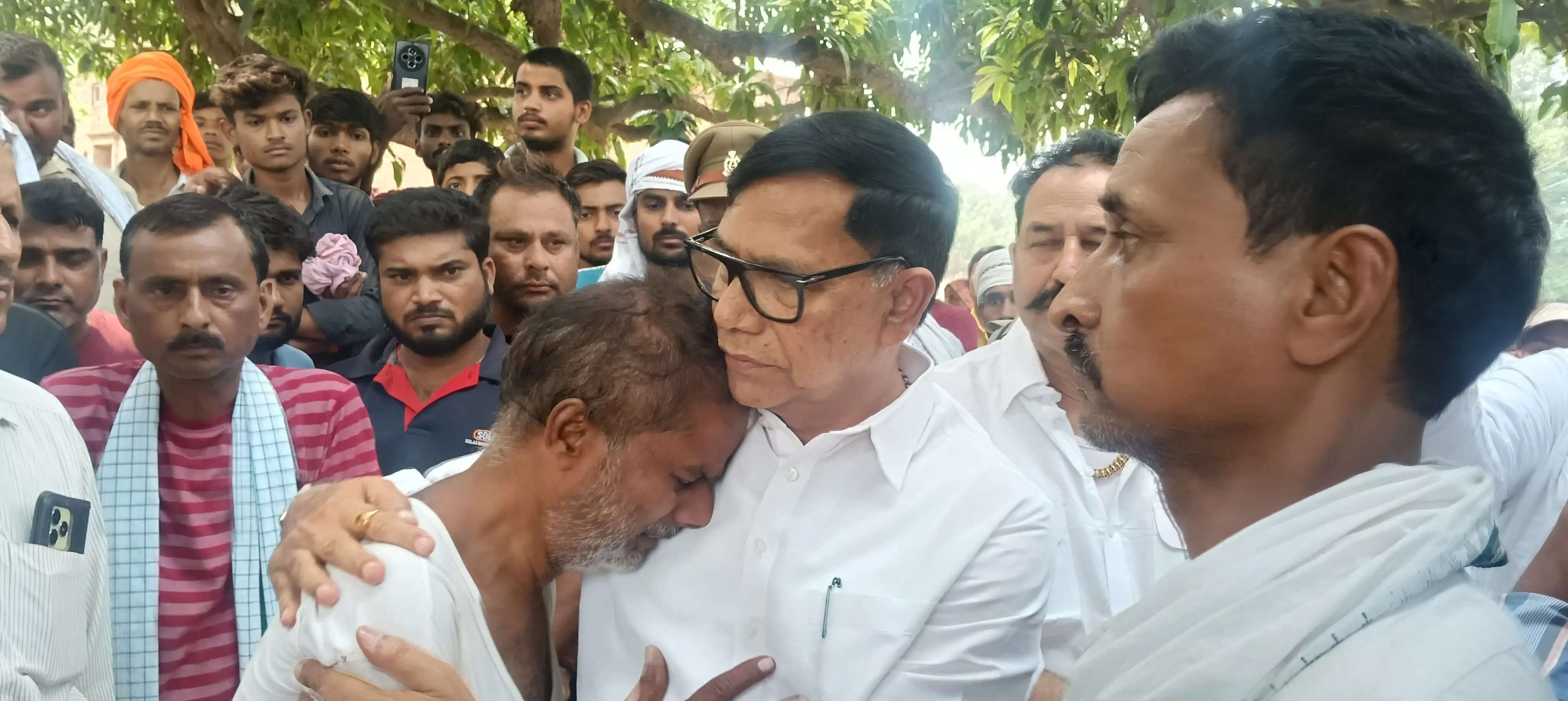जौनपुर का कौली हत्याकांड : 48 घंटे बाद हुआ अंतिम संस्कार, पूर्व गृह राज्यमंत्री के आश्वासन पर माने परिजन