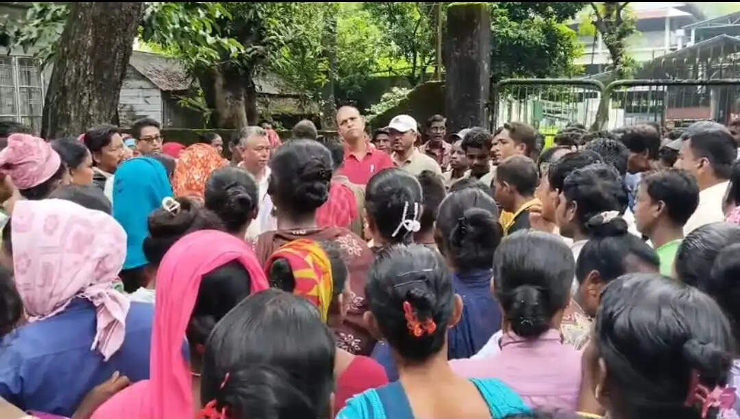 बोनस की मांग को लेकर चाय श्रमिकों का प्रदर्शन