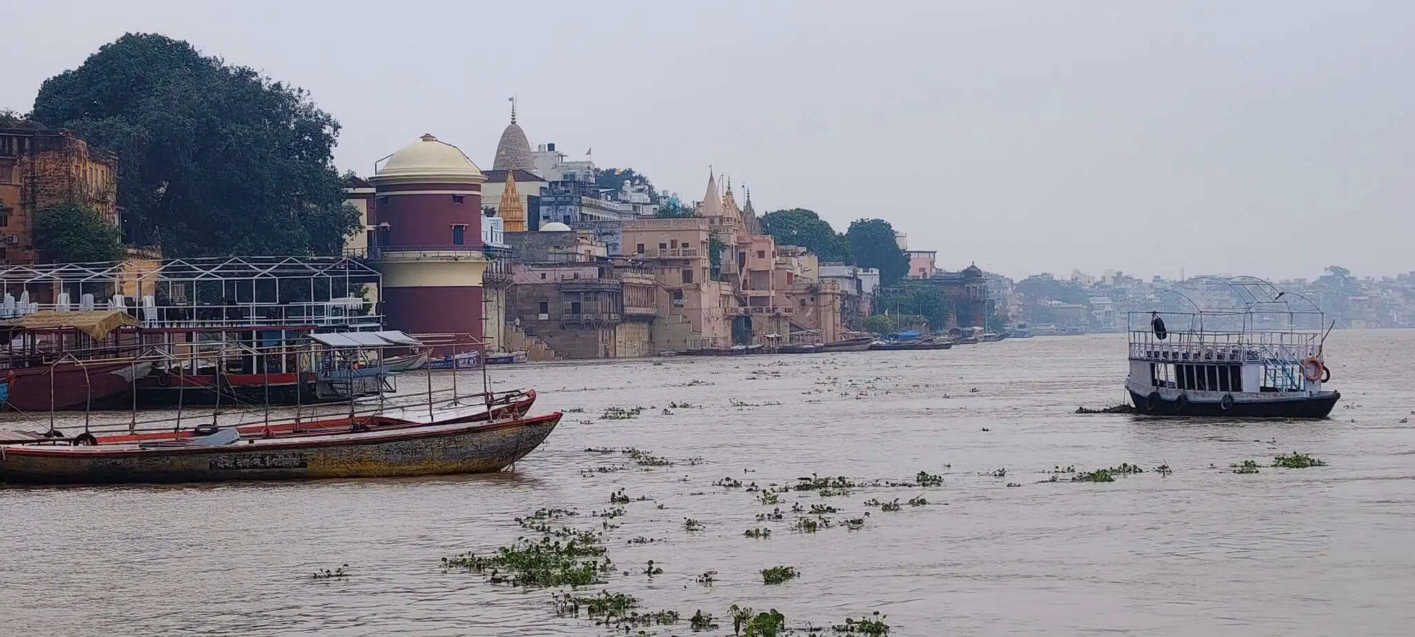 गंगा के बढ़ते जलस्तर से वाराणसी के घाटों की रौनक फीकी, शीतला मंदिर का गर्भगृह डूबा