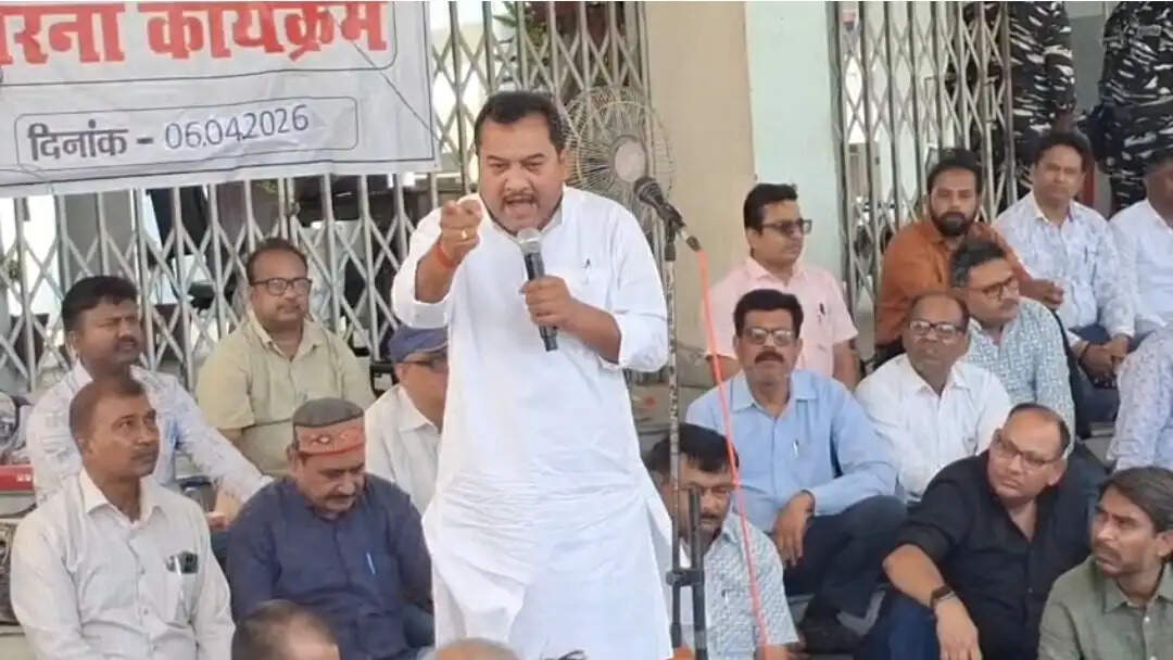 जेपीयू में&nbsp;सात घंटे उपस्थिति के आदेश के विरोध में धरना पर शिक्षक