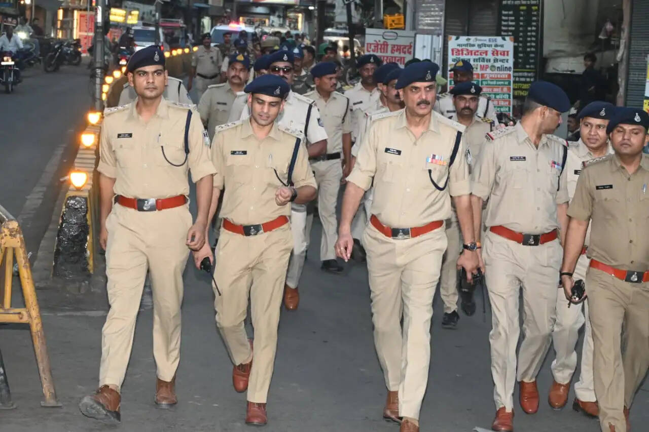 ईद-उल-जुहा को लेकर जबलपुर में पुलिस का फ्लैग मार्च, संवेदनशील इलाकों में बढ़ाई गई सुरक्षा