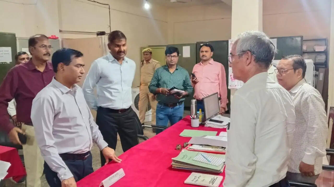 औरैया: निरीक्षण में जिलाधिकारी सख्त,पत्रावलियों के रख-रखाव और त्वरित निस्तारण के दिए निर्देश