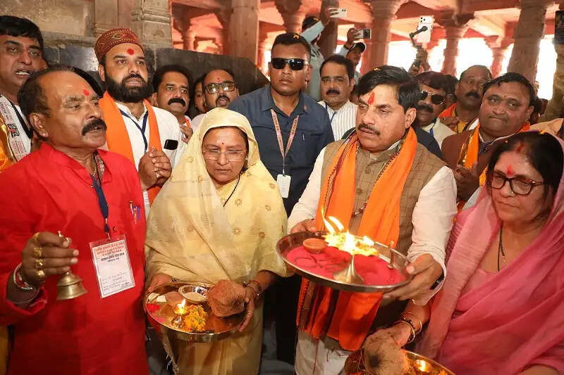 मप्र के मुख्यमंत्री पहुंचे धार की ऐतिहासिक भोजशाला, मां वाग्देवी के दर्शन कर की पूजा