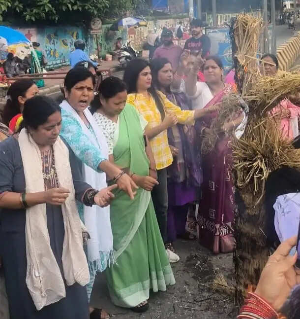 कंगना रनौत के विवादित बयान के विरोध में कांग्रेस ने फूंका पुतला