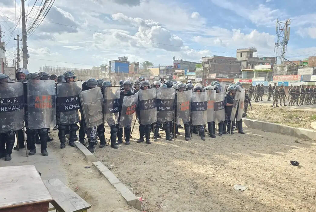 धनुषा और सिरहा के कई इलाकों में कर्फ्यू जारी, सुबह 5 से 10 बजे तक आवश्यक सामान खरीदने की छूट