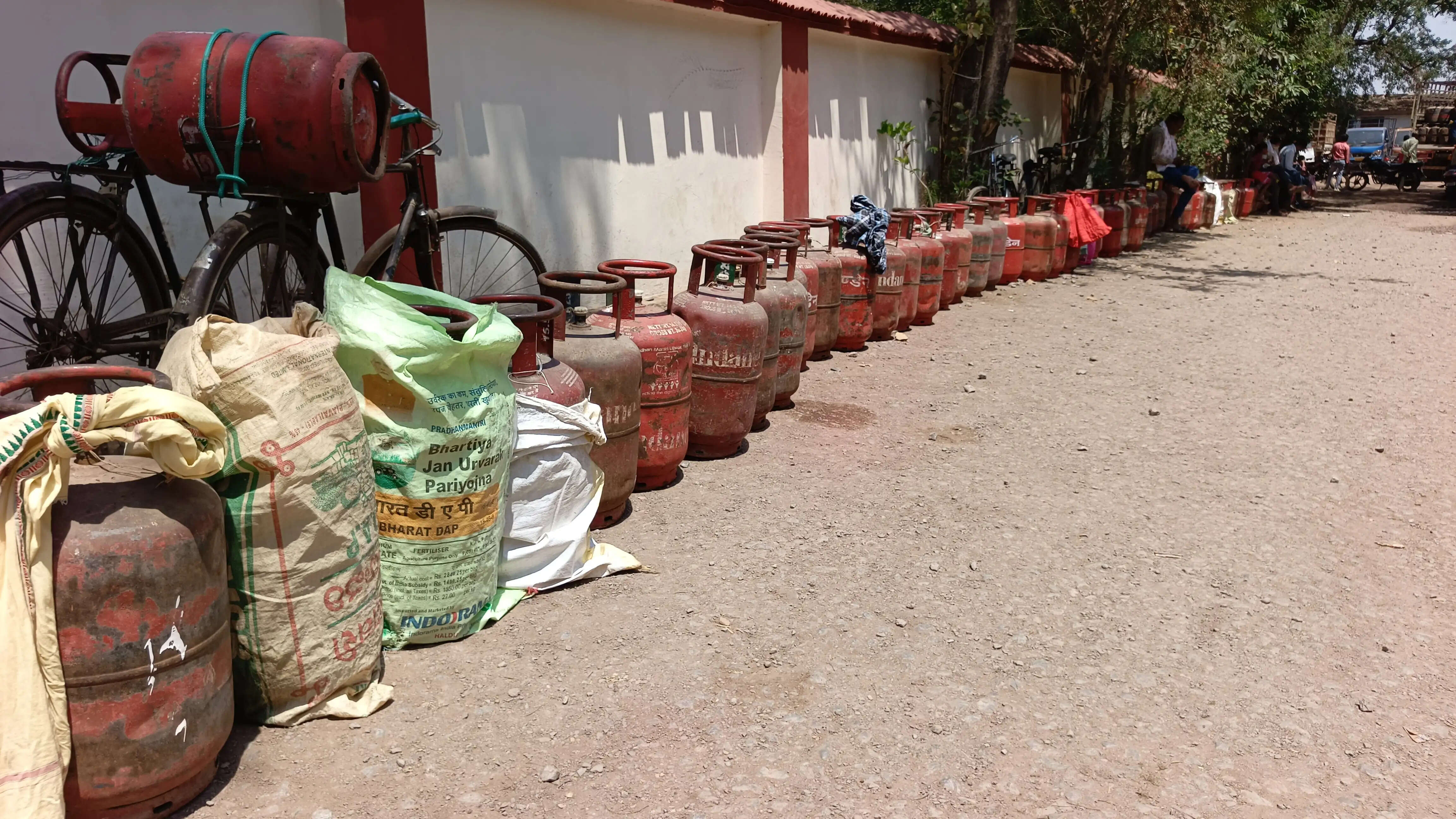 धमतरी में एलपीजी गैस की किल्लत, सिलिंडर के लिए एजेंसियों के चक्कर लगा रहे उपभोक्ता