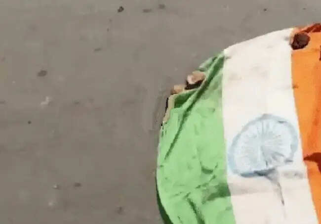 सीहोरः राष्ट्रीय ध्वज का अपमान, तिरंगे को जमीन पर बिछाकर कुचलने का आरोप, तीन गिरफ्तार