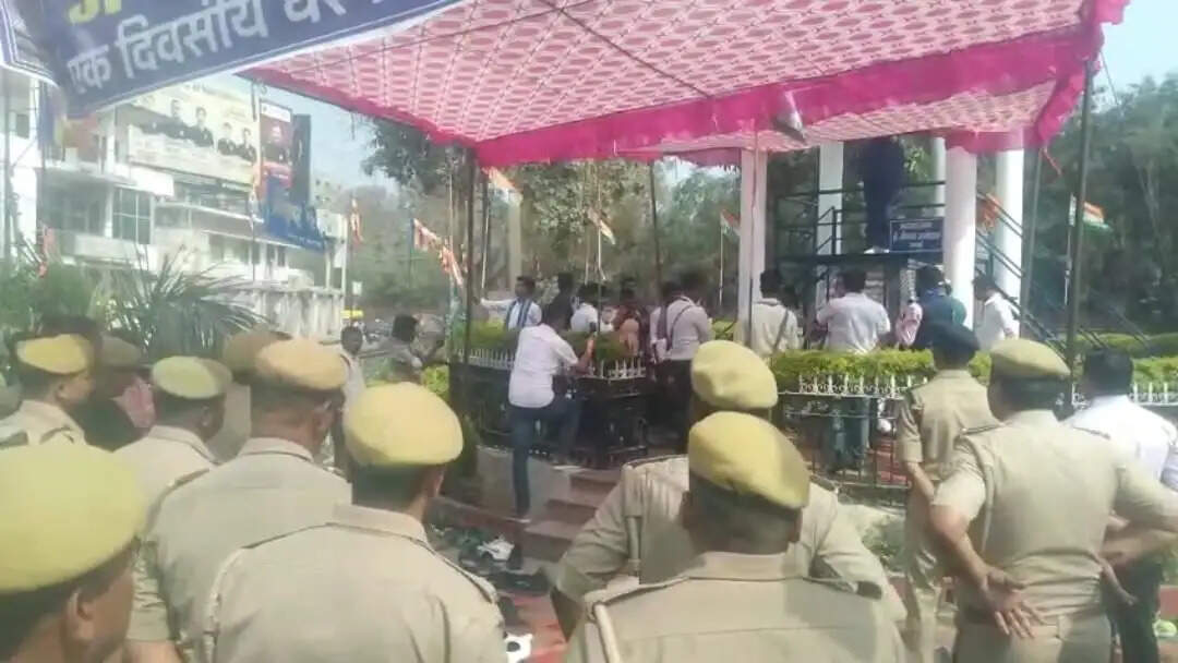 डॉ. अंबेडकर प्रतिमा पर कालिख पोतने के विरोध में भीम आर्मी का प्रदर्शन