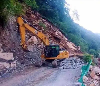 नैनीताल के सात नंबर व सिल्वर्टन, कैंची धाम व छड़ा क्षेत्र में भारी भूस्खलन