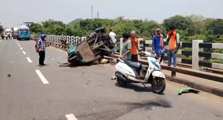 शादी का कार्ड देने निकले पिता की सड़क हादसे में मौत, बेटा गंभीर घायल