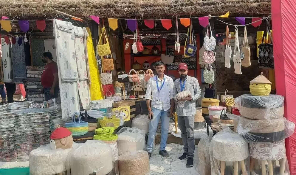 फरीदाबाद : सूरजकुंड मेले में पर्यटकों को लुभा रहे हस्तनिर्मित जूट के उत्पाद