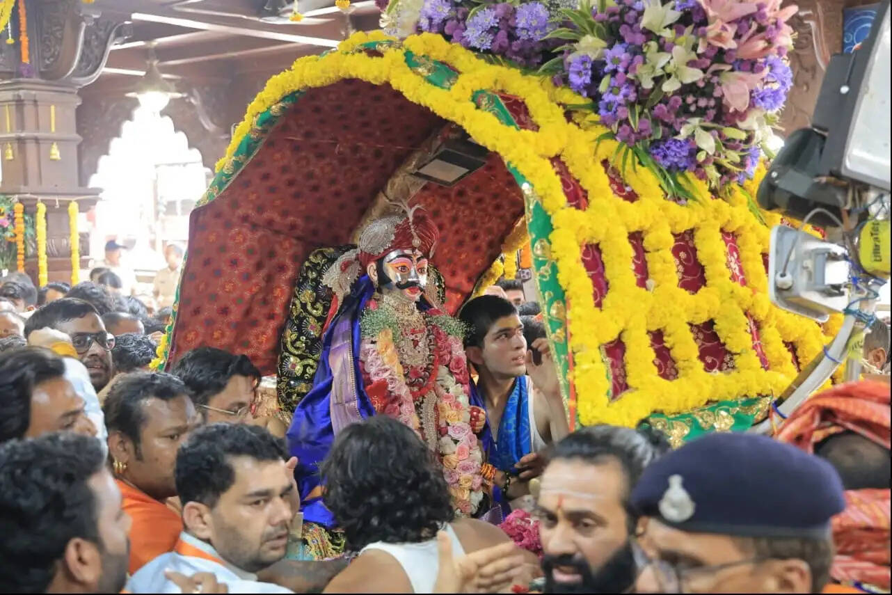 मप्र के उज्जैन में धूमधाम से निकली महाकाल की राजसी सवारी, सिंधिया ने किया पालकी पूजन