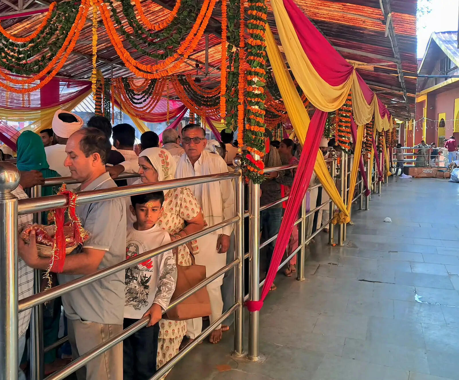 शारदीय नवरात्रि के चौथे दिन&nbsp; माता बालासुंदरी दरबार में भक्तों का तांता, 11 हजार श्रद्धालुओं ने टेका माथा