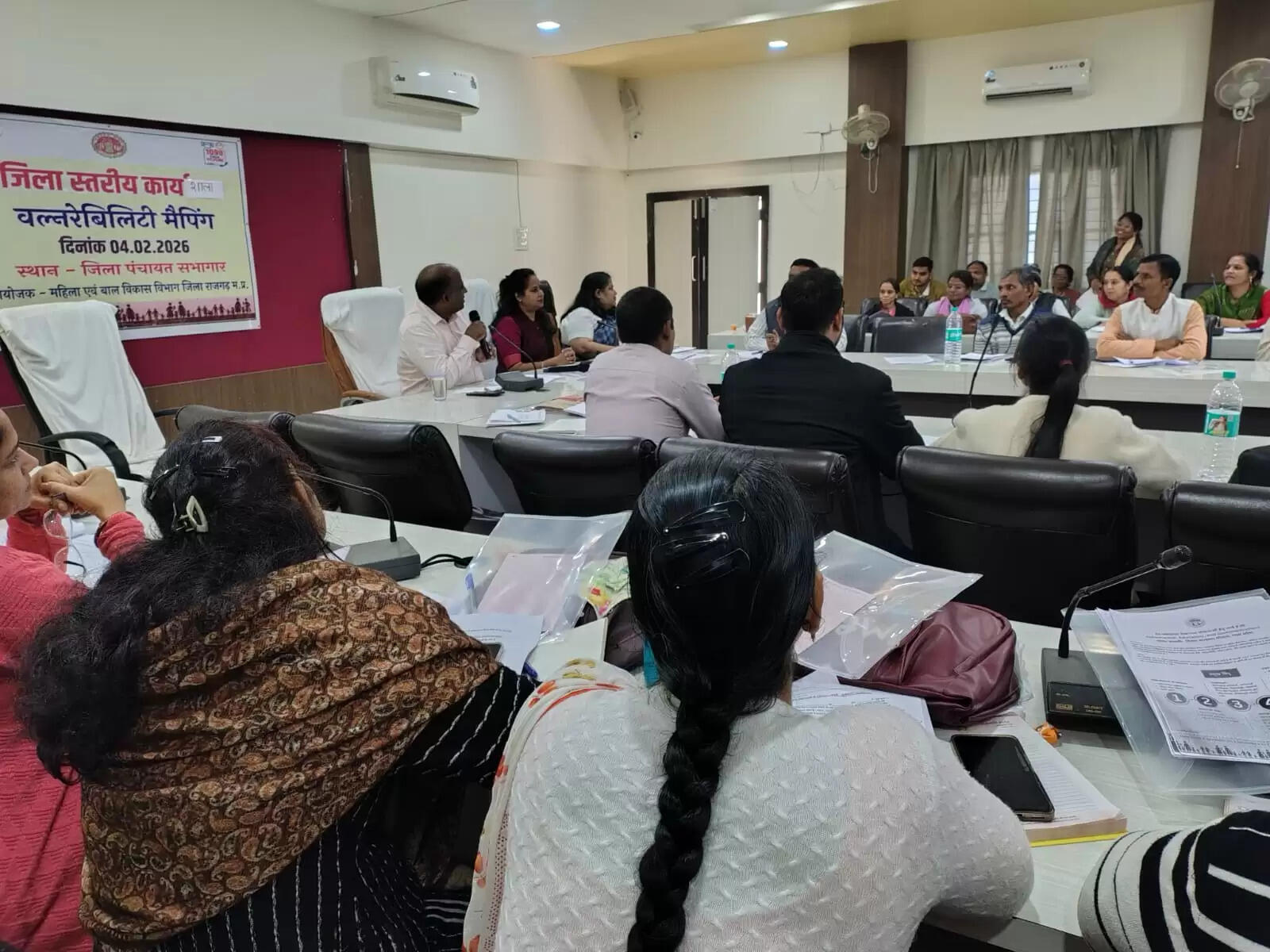 राजगढ़ः जोखिम ग्रस्त क्षेत्रों में रहने वाले बच्चों को चिन्हित कर शासन की योजनाओं से जोड़ा जाए-कलेक्टर