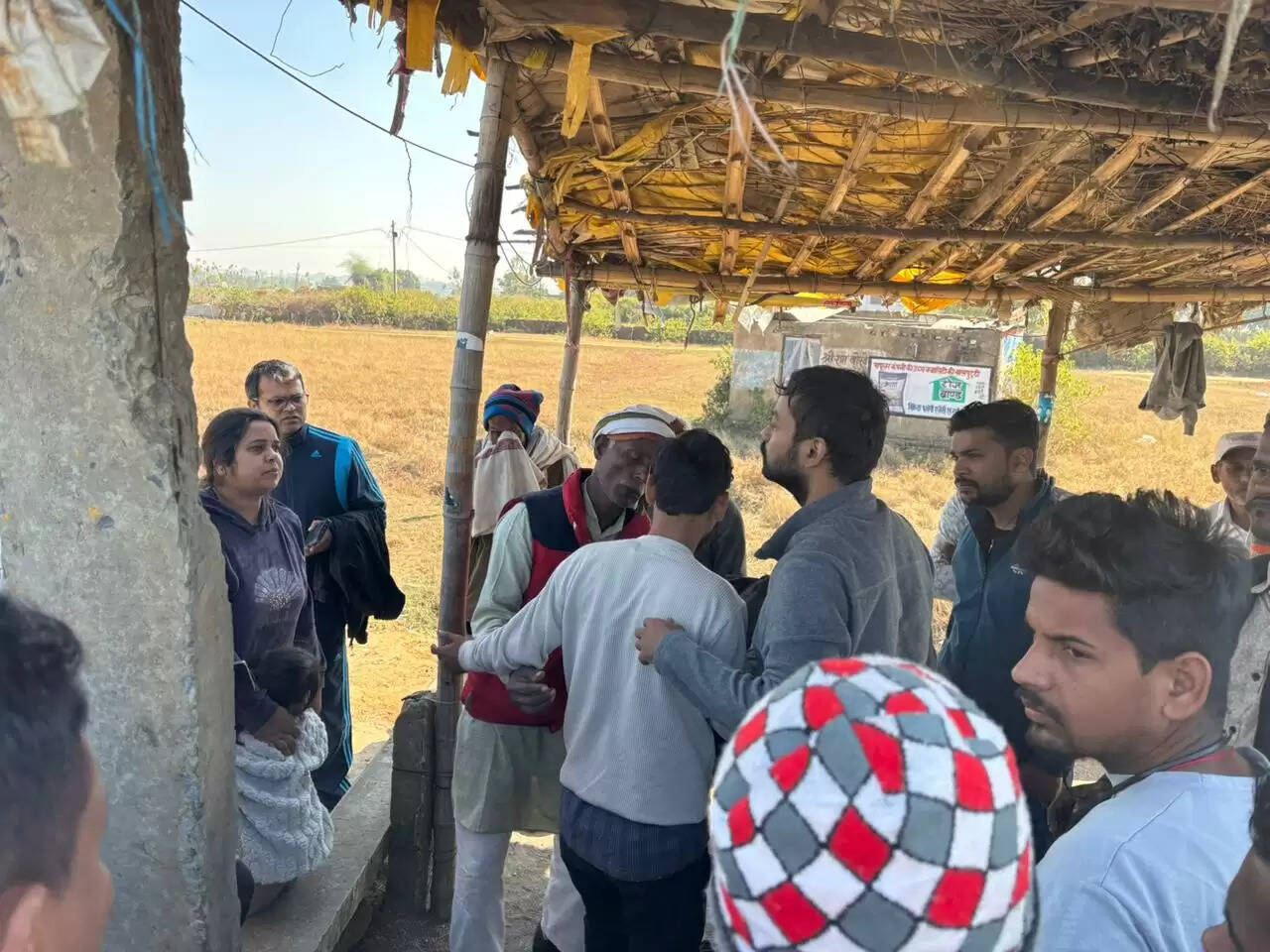 अनूपपुर: स्कूटी बचाने के चक्कर में कार खंभे से टकराई, 6 घायल