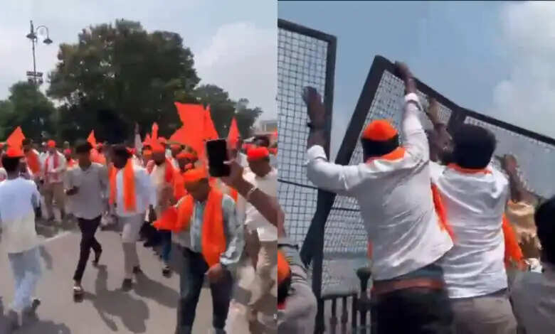 गणेश विसर्जन को लेकर टैंक बंड पर प्रदर्शन, बैरिकेड हटाने की कोशिश से तनाव